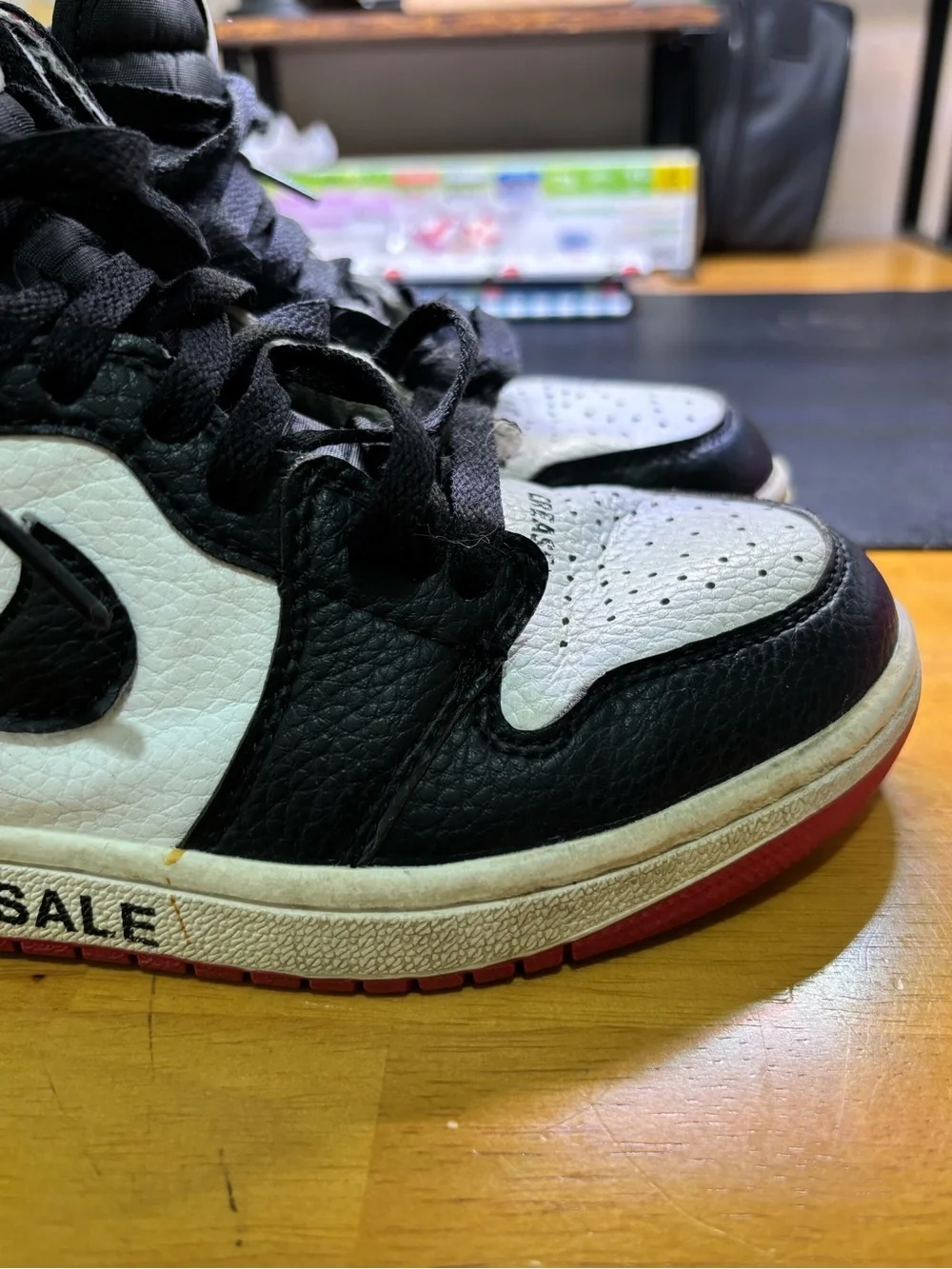NIKE AIR JORDAN 1 YOUTH SNEAKERS.